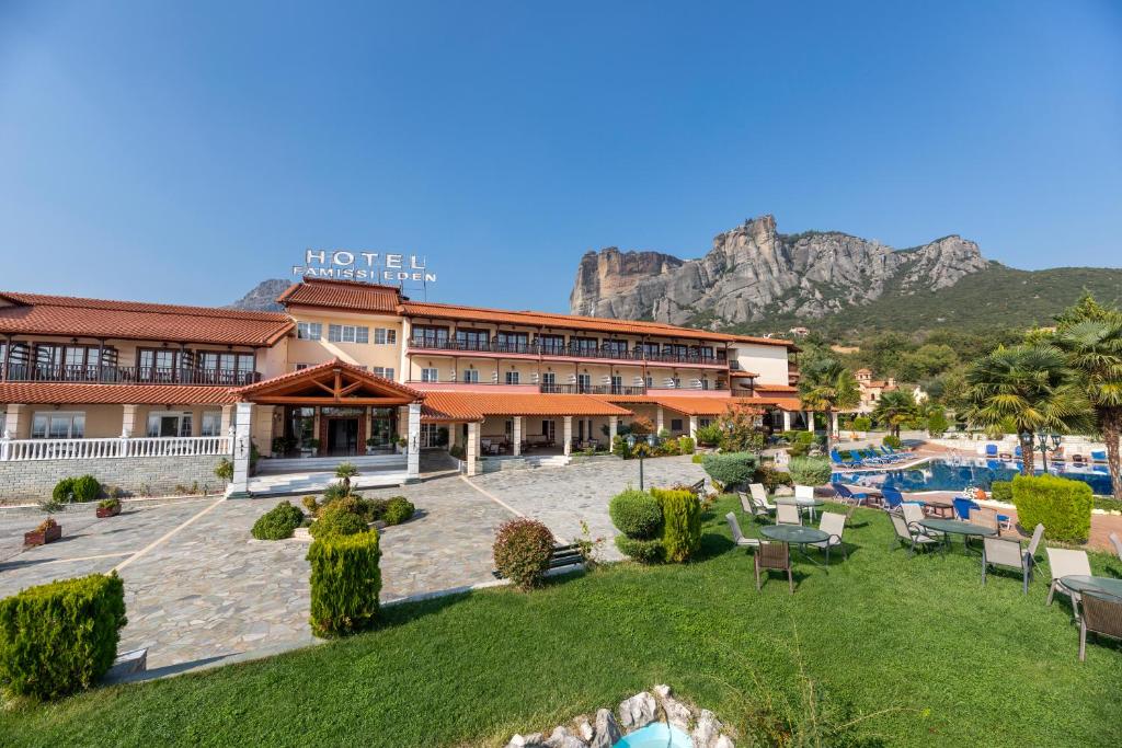 een uitzicht op het hotel met de berg op de achtergrond bij Famissi Eden Hotel in Kalabaka