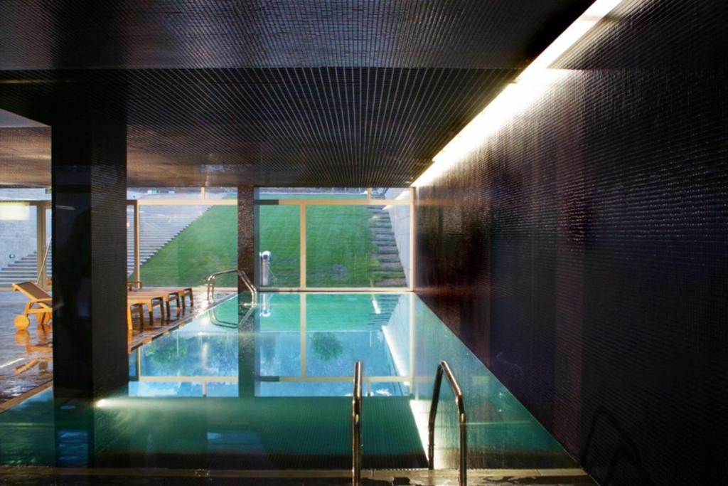 Bazén v ubytování Hotel Quinta das Lagrimas - Small Luxury Hotels nebo v jeho okolí