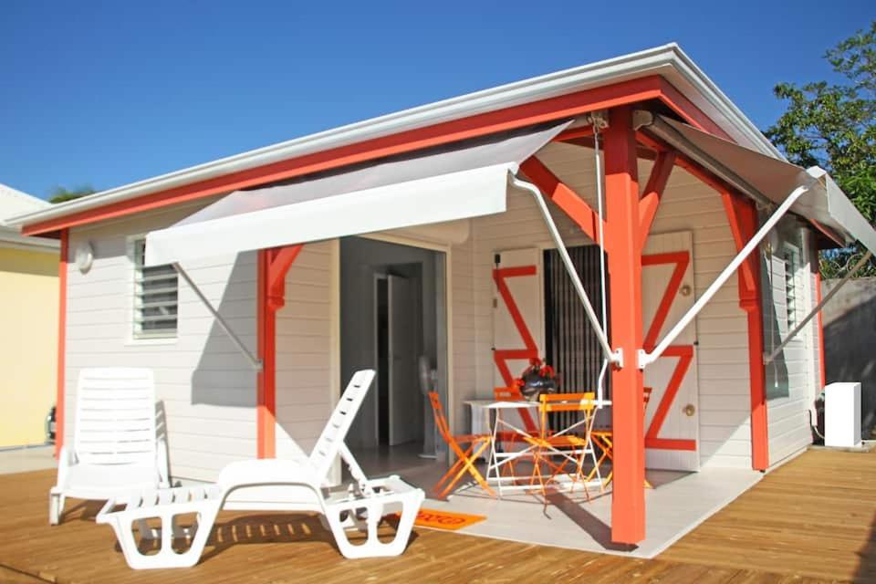 a shed with two chairs and a table on a deck at Beau Bungalow a Port-Louis in Port-Louis