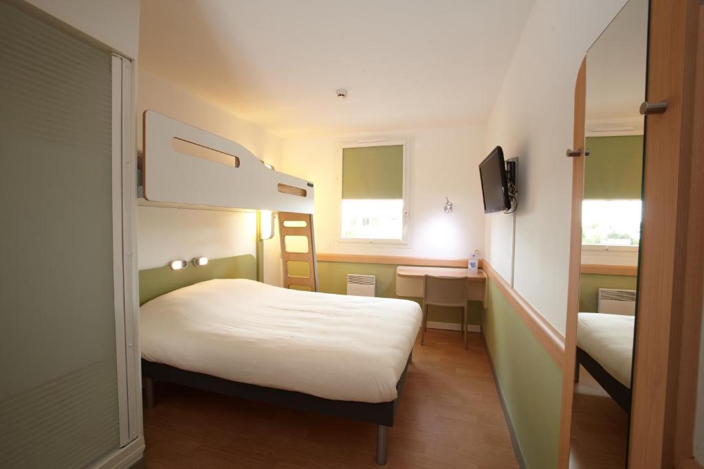 Cette petite chambre comprend un lit et des lits superposés. dans l'établissement ibis budget Pontarlier, à Pontarlier