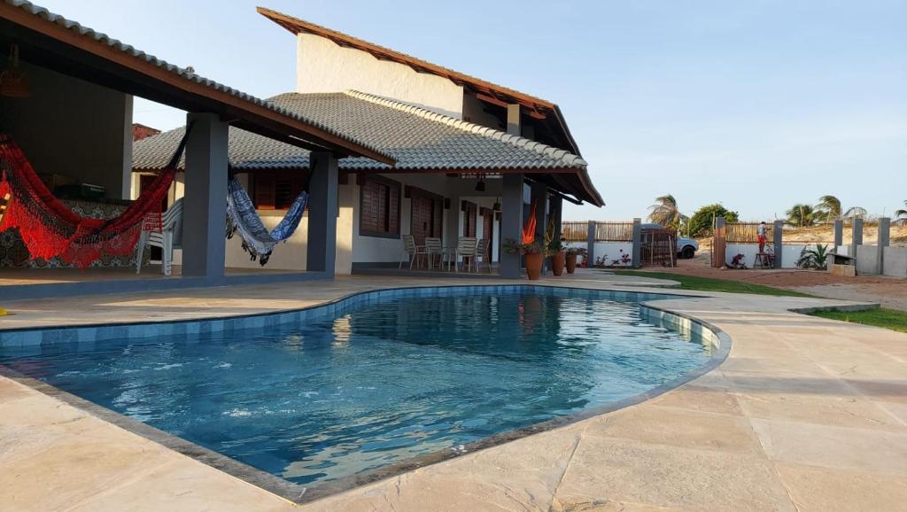 瓜吉魯的住宿－Mansão Guajiru，房屋前的游泳池