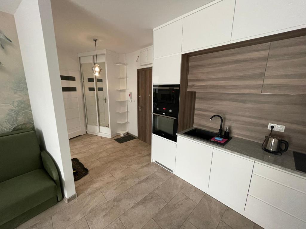 Kuchyňa alebo kuchynka v ubytovaní Apartament Biała Róża