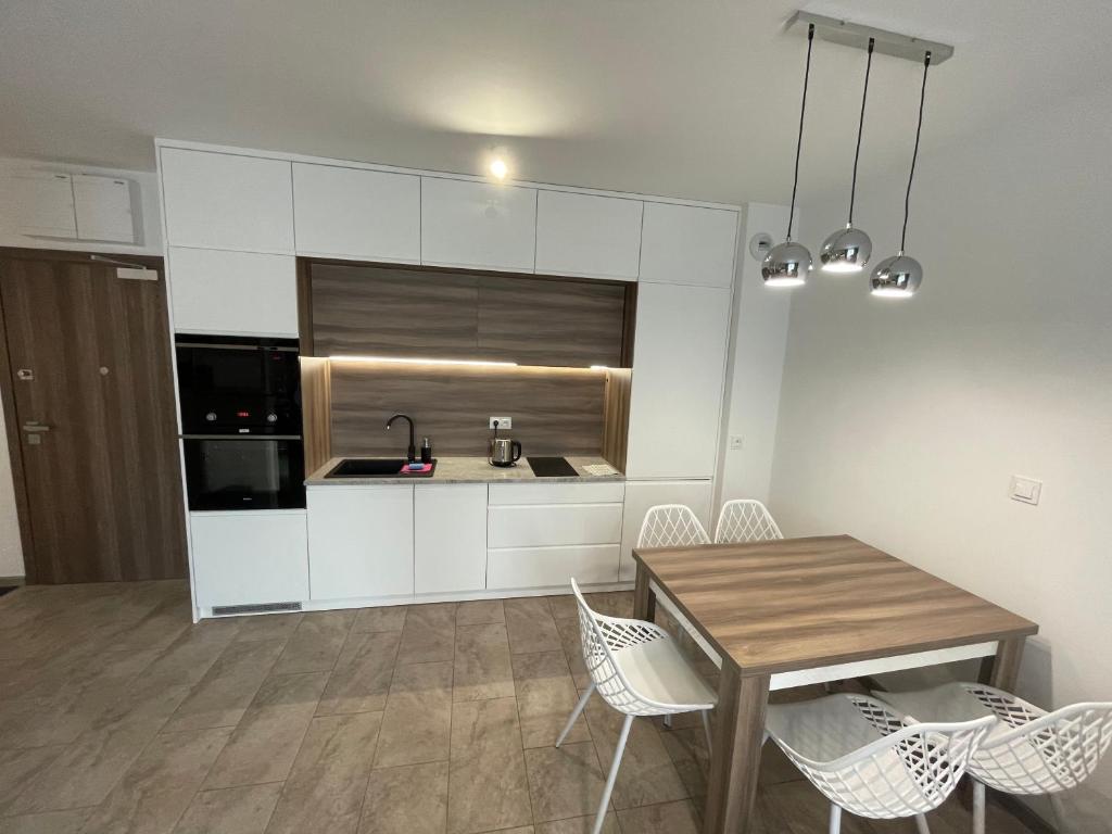 Kuchyňa alebo kuchynka v ubytovaní Apartament Biała Róża