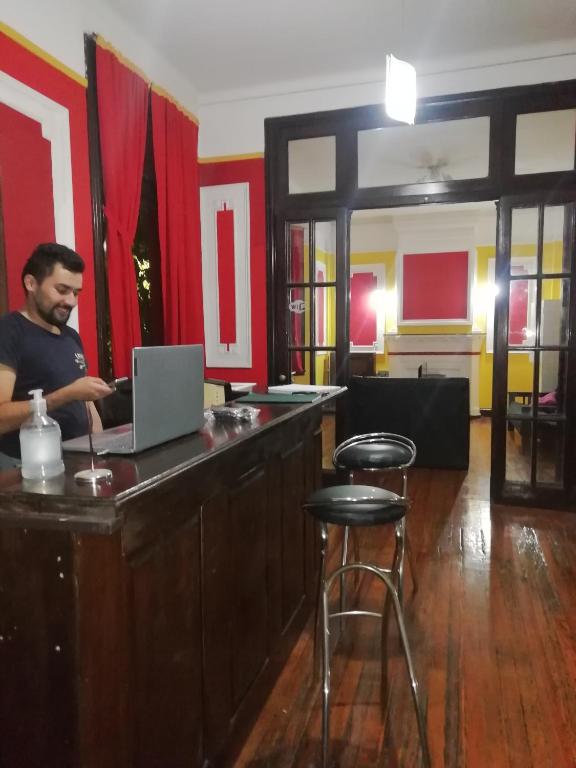 TV a/nebo společenská místnost v ubytování Katana Capsule Hostel