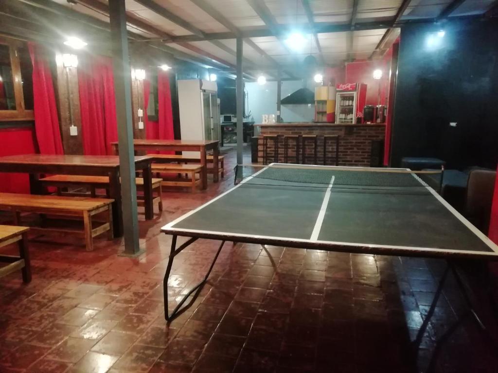 Stolní tenis v ubytování Katana Capsule Hostel nebo okolí