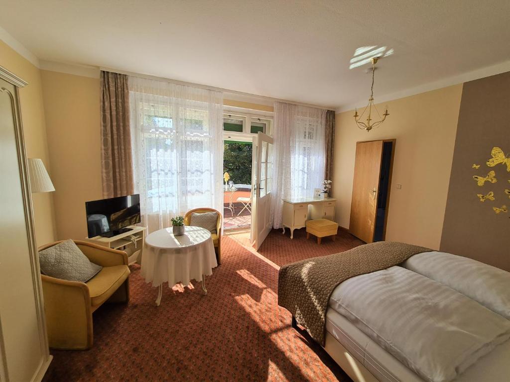 Landhotel - Twin Room With Private Bathroom