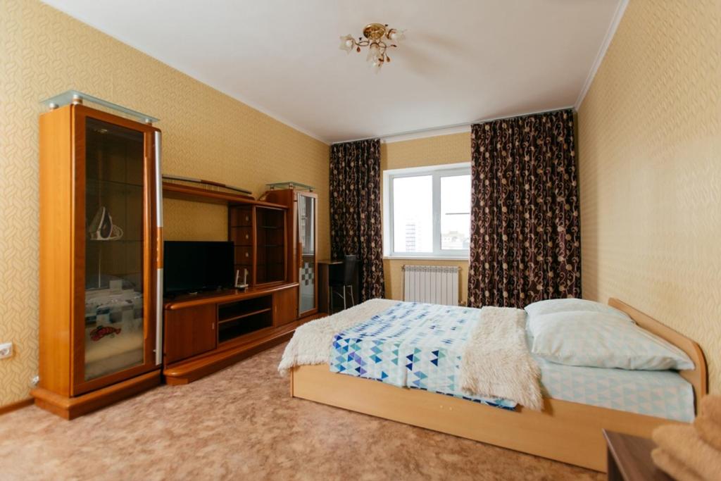 タンボフにあるApartment PrezentHaus Gorkogo 20のベッドルーム1室(ベッド1台、大きな窓付)