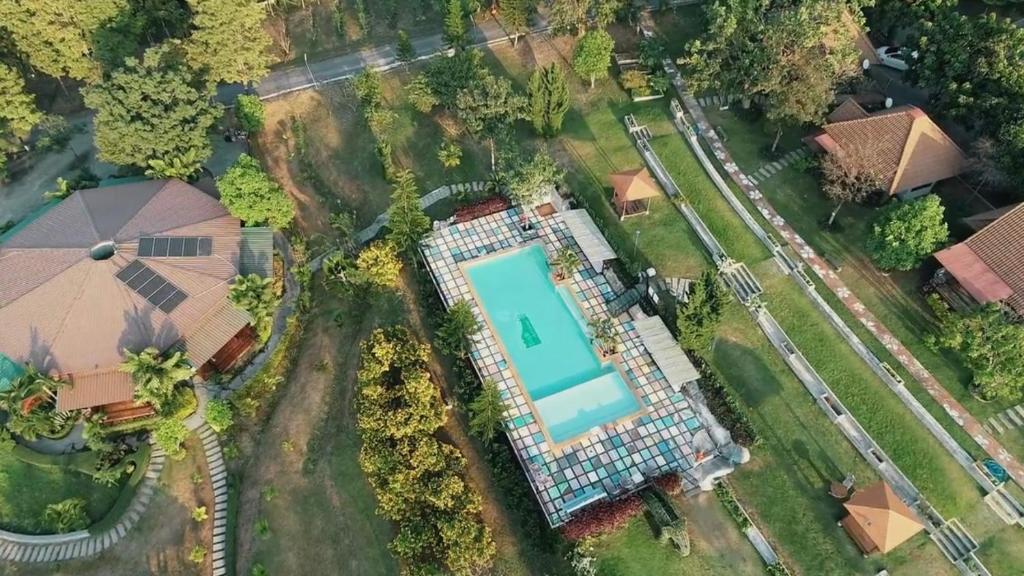 an overhead view of a swimming pool in a yard at TonSilp Art Home in Nong Nam Daeng