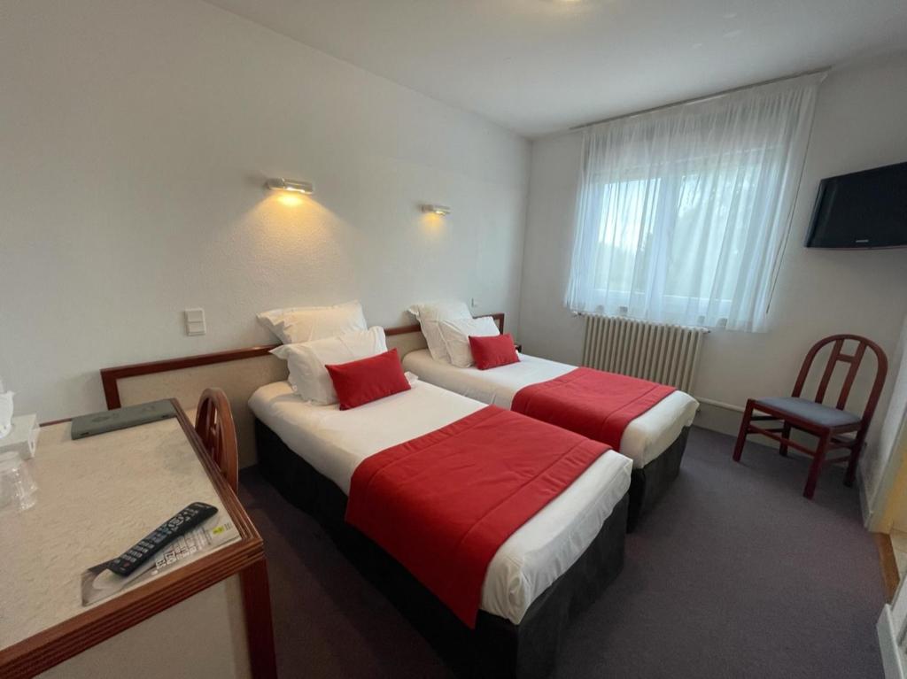 Postel nebo postele na pokoji v ubytování Le Cheval Blanc - Lac du Der - Logis Hotel
