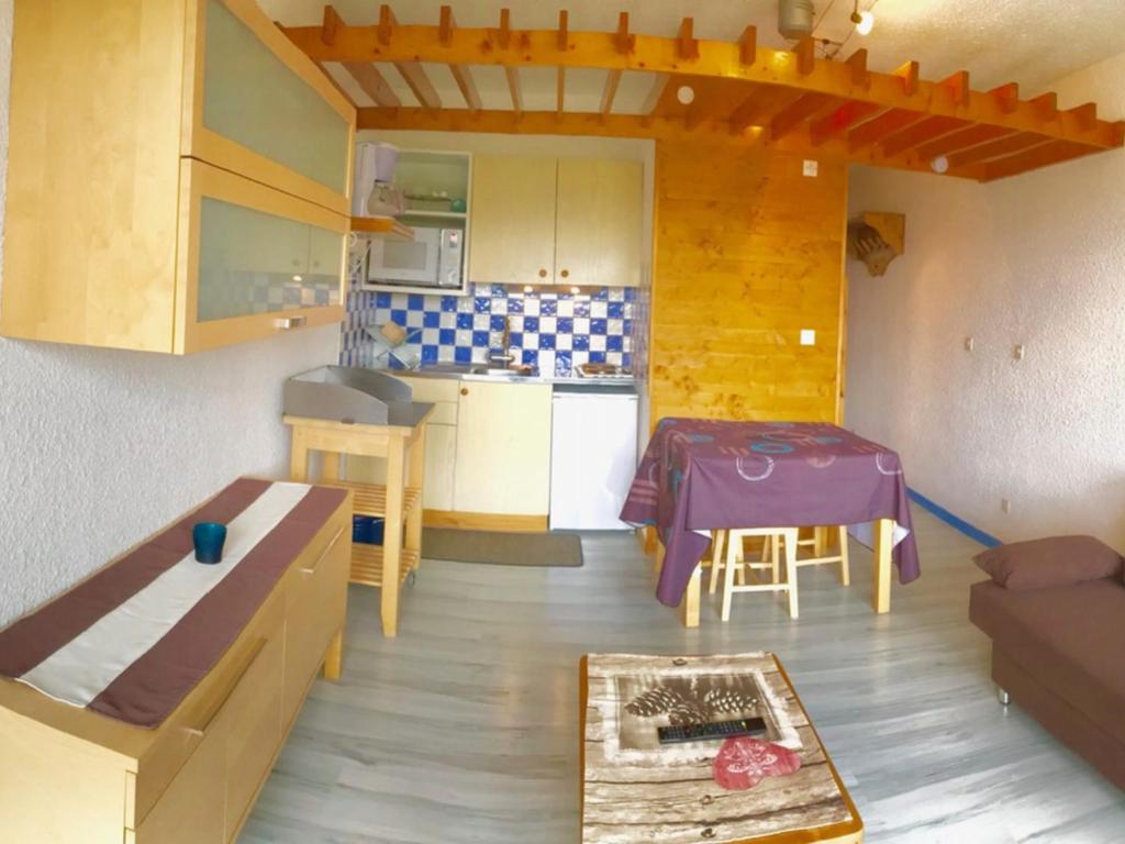a small room with a table and a kitchen at Studio Villard-de-Lans, 1 pièce, 4 personnes - FR-1-515-42 in Villard-de-Lans