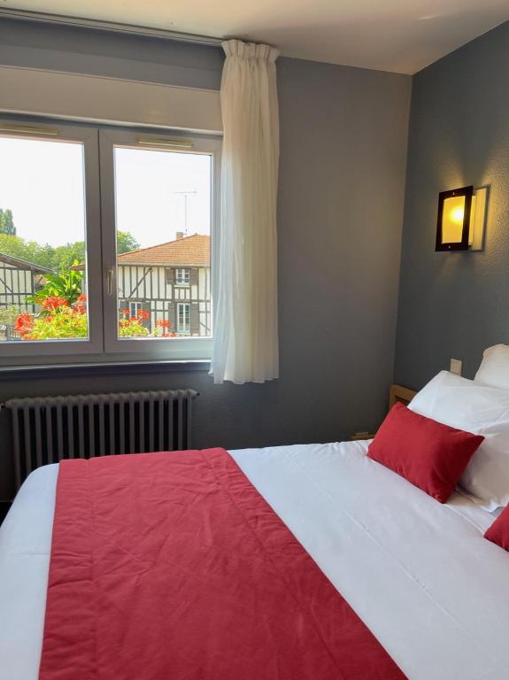 Postel nebo postele na pokoji v ubytování Le Cheval Blanc - Lac du Der - Logis Hotel