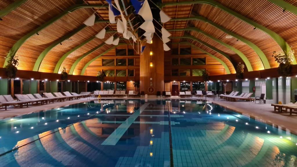 Bazén v ubytovaní Spa Residence Carbona 101, 307 Apartman alebo v jeho blízkosti