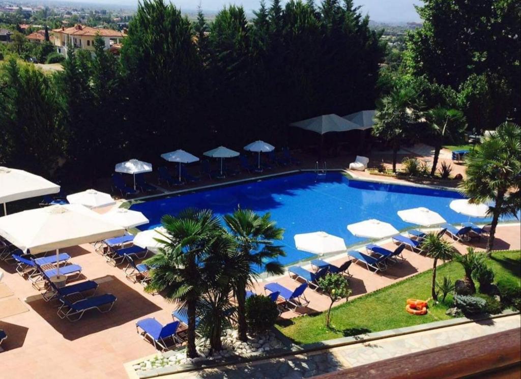 Bazén v ubytovaní Famissi Eden Hotel alebo v jeho blízkosti