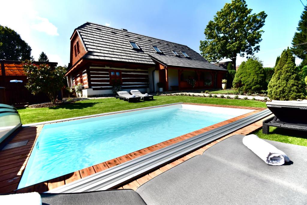 - une piscine dans la cour d'une maison dans l'établissement Wellness Roubenka Křižánky, à Křížánky