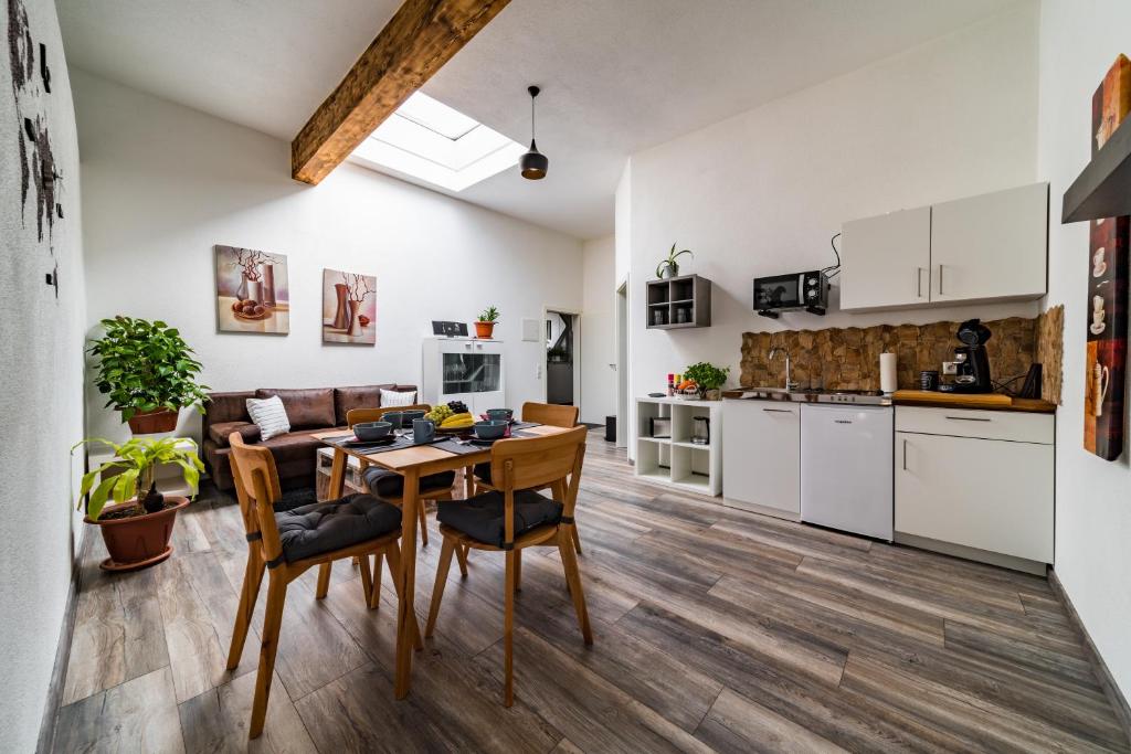 eine Küche und ein Wohnzimmer mit einem Tisch und Stühlen in der Unterkunft ApartmentFinke 3 an der Messe Friedrichshafen in Friedrichshafen