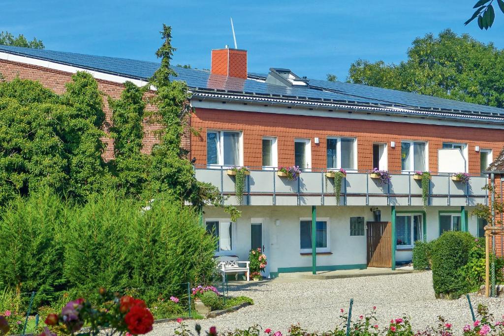 een rood bakstenen gebouw met bloemen ervoor bij Sonnenschein - a52658 in Klausdorf