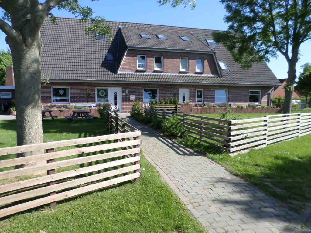 een huis met een wit hek ervoor bij Haus Monika in Dagebüll