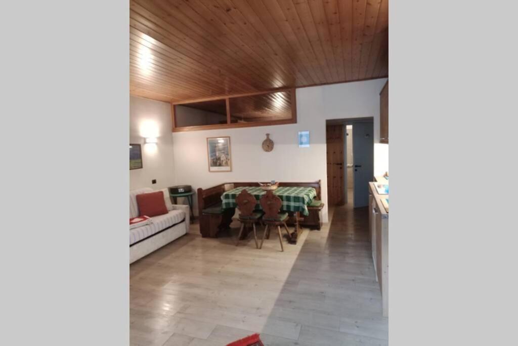 un soggiorno con divano e tavolo di Rent flat Cevedale a Santa Caterina Valfurva