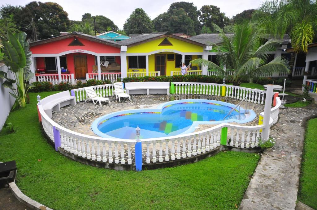 ein Haus mit Pool im Hof in der Unterkunft Rainbow Village in La Ceiba