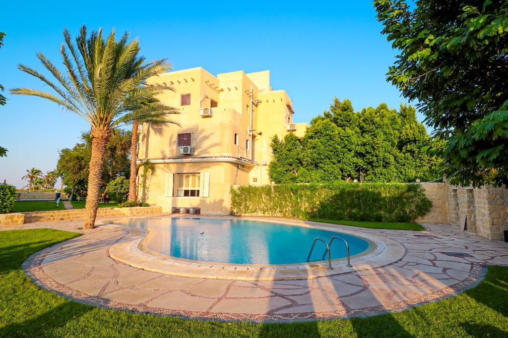 Bazén v ubytování Tache Boutique Hotel Fayoum nebo v jeho okolí