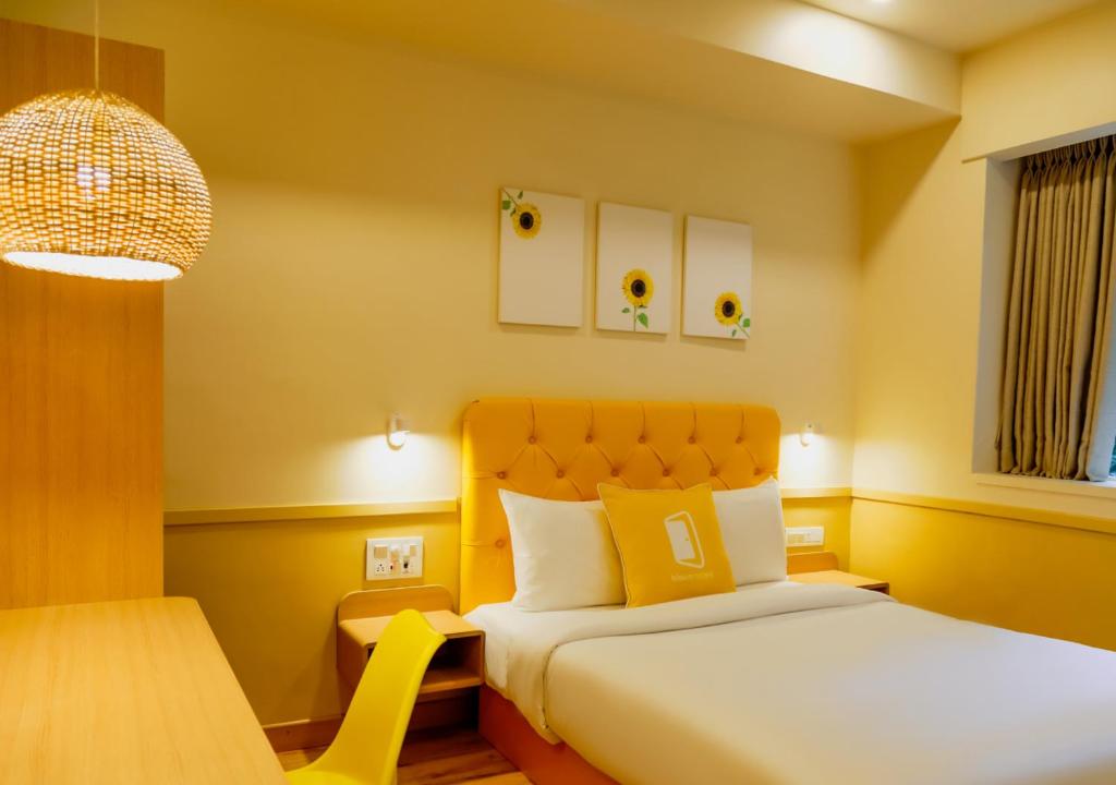 Postel nebo postele na pokoji v ubytování Bloom Hotel - Worli South Mumbai