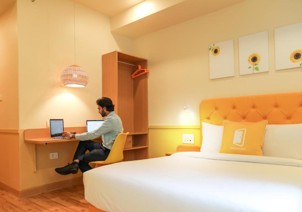 Postel nebo postele na pokoji v ubytování Bloom Hotel - Worli South Mumbai