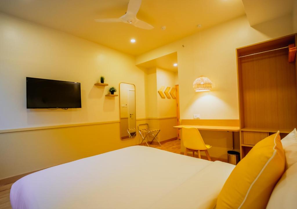 TV a/nebo společenská místnost v ubytování Bloom Hotel - Worli South Mumbai