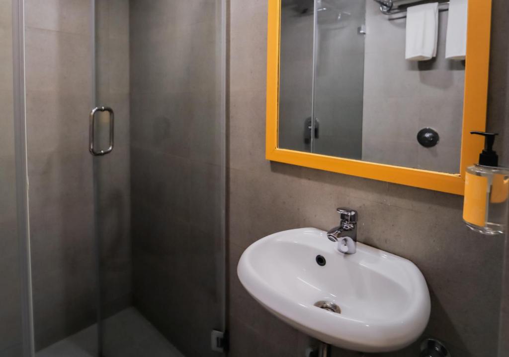 Koupelna v ubytování Bloom Hotel - Worli South Mumbai