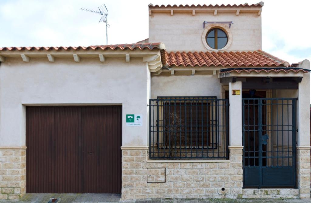 una casa con dos puertas de garaje y una ventana en Casa Rural Cervarte en Argamasilla de Alba