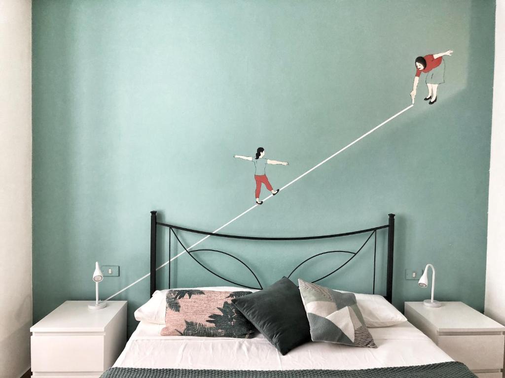 1 dormitorio con 1 cama con 2 personas en la pared en Bergamondo, en Bérgamo