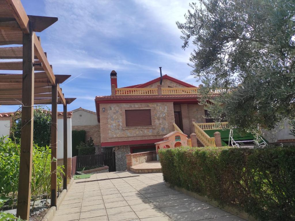 une grande maison avec un escalier en face de celle-ci dans l'établissement Villa Joropillo - Full house rent, à Bejarín