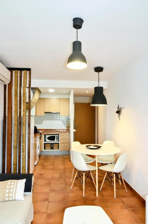 Kuchyňa alebo kuchynka v ubytovaní Apartaments la Rambla - L'Arrel - 4 persones
