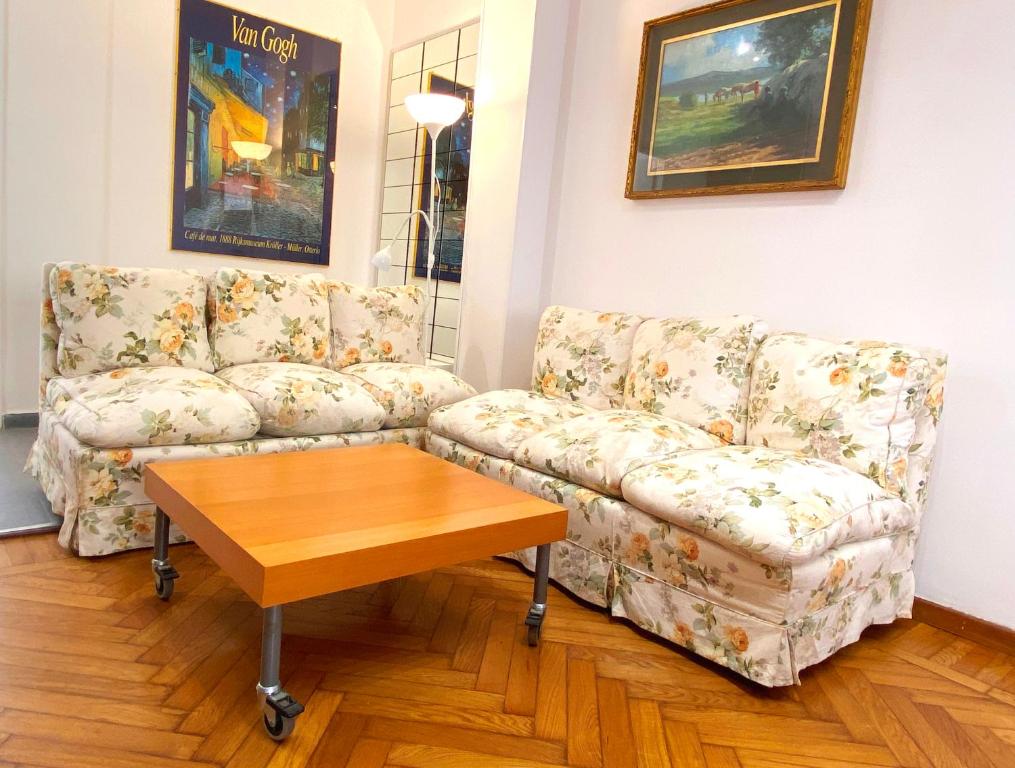 - un salon avec deux canapés et une table dans l'établissement Trastevere for You... 3 bedrooms Apartment, à Rome