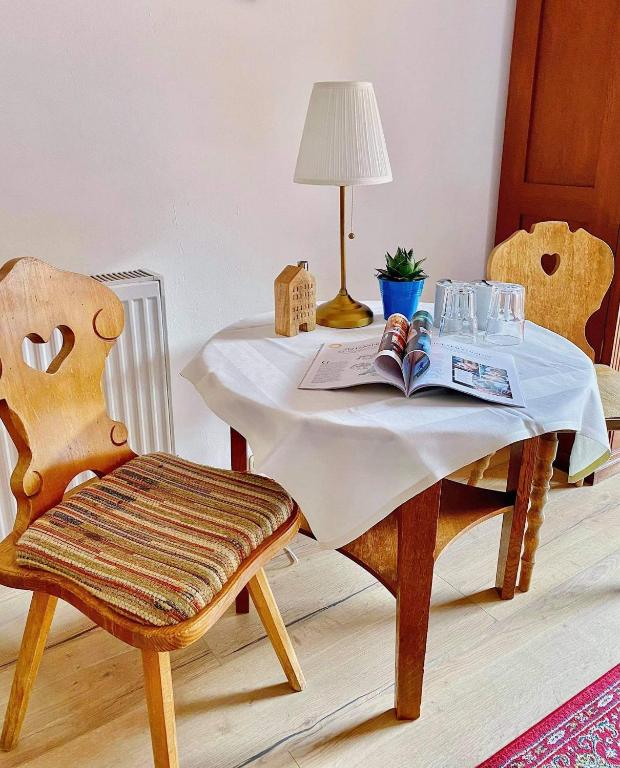 A seating area at Pension Leopoldine