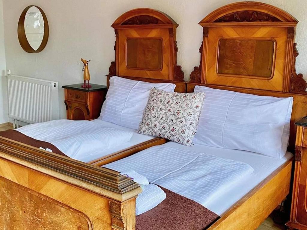A bed or beds in a room at Pension Leopoldine