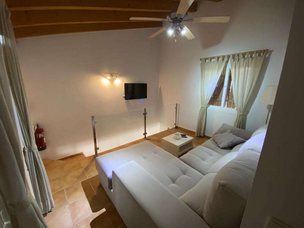TV a/nebo společenská místnost v ubytování Can Susacasa Finca en Mallorca con piscina privada