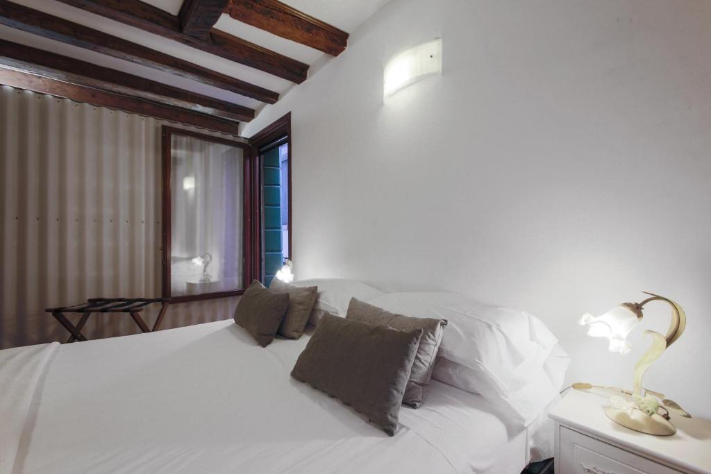 a bedroom with a white bed and a window at Wonderful studio Wi-Fi AC in Venice