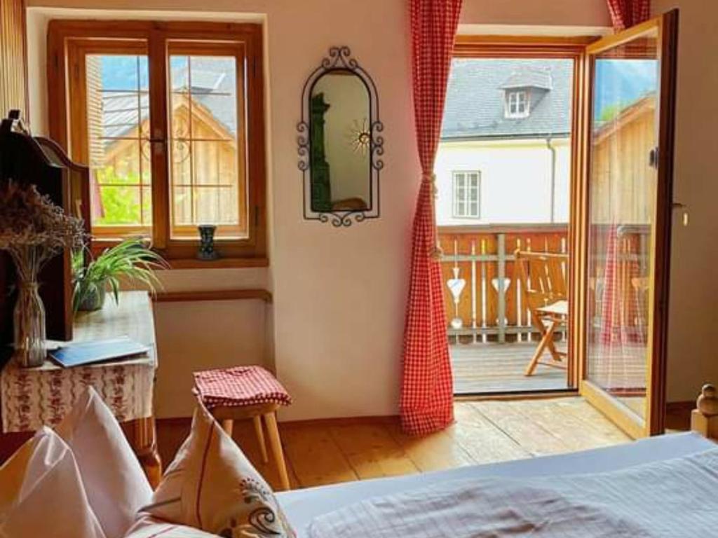 A bed or beds in a room at Pension Leopoldine