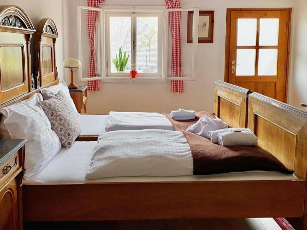 A bed or beds in a room at Pension Leopoldine