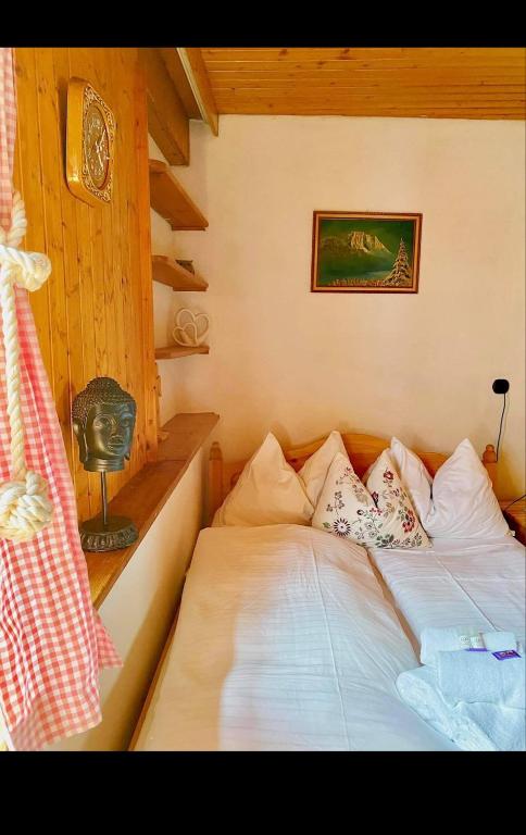 A bed or beds in a room at Pension Leopoldine