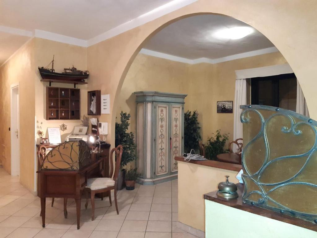 an archway in a room with a kitchen and a table at Hotel The Marins in Bra
