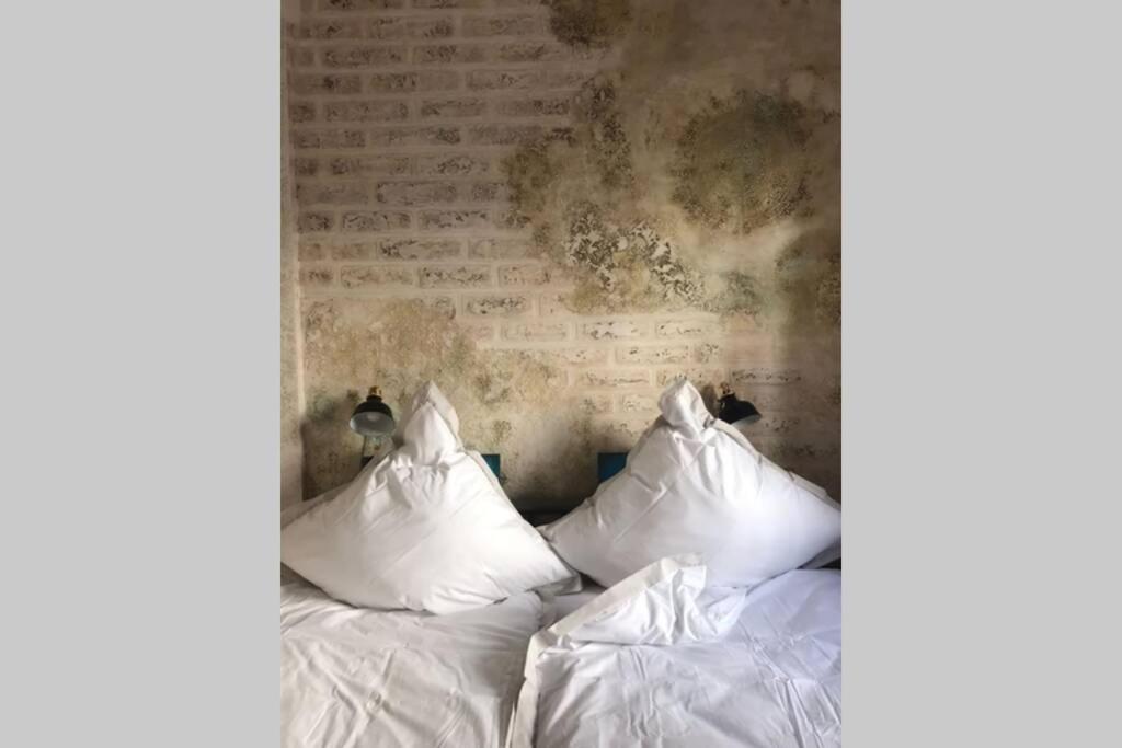 Ένα ή περισσότερα κρεβάτια σε δωμάτιο στο Wunderschöne Wohnung mit Blick auf die Weinberge