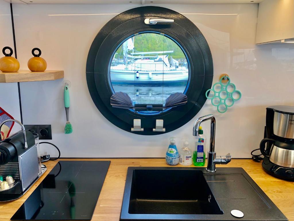 Kuchyň nebo kuchyňský kout v ubytování Hausboot-LaFe Flensburger Förde