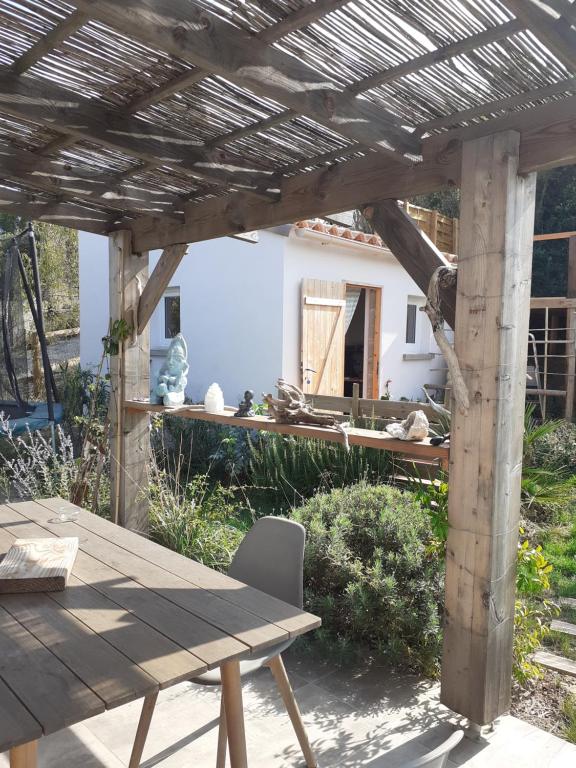 Chambre privée au coeur d'une pinède dans un quartier résidentiel - Habitación Individual Con Vista Al Jardín