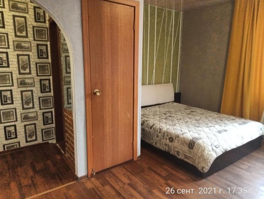 Un pat sau paturi într-o cameră la Always at home Apartments On Transportnaia 7