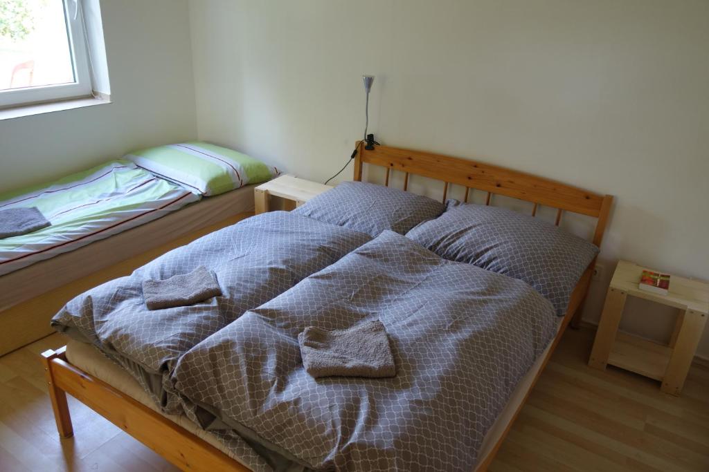 Katil atau katil-katil dalam bilik di Apartmán Hulín, Chrášťany - bílý