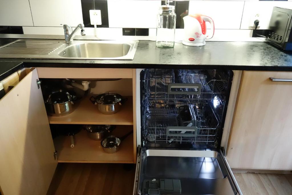 Dapur atau dapur kecil di Apartmán Hulín, Chrášťany - bílý