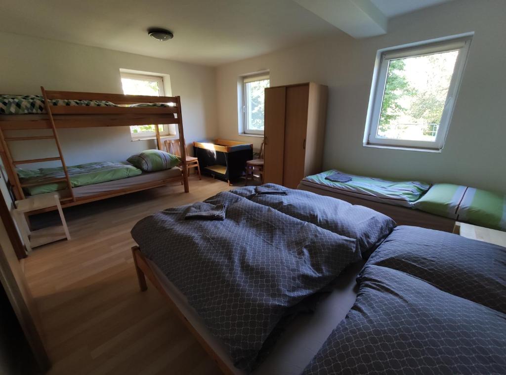 Katil atau katil-katil dalam bilik di Apartmán Hulín, Chrášťany - bílý