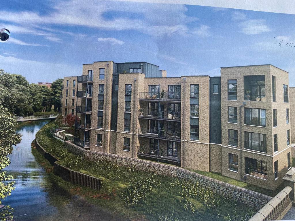 una representación de un complejo de apartamentos junto a un río en Water Walk Apartment, en Edimburgo