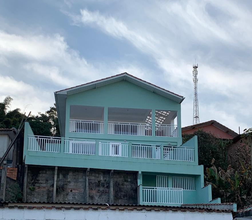 Cette maison bleue dispose d'un balcon. dans l'établissement Esplanada Apiai, à Apiaí